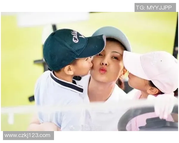 退役足球明星携儿子温馨合影展现父子情深瞬间